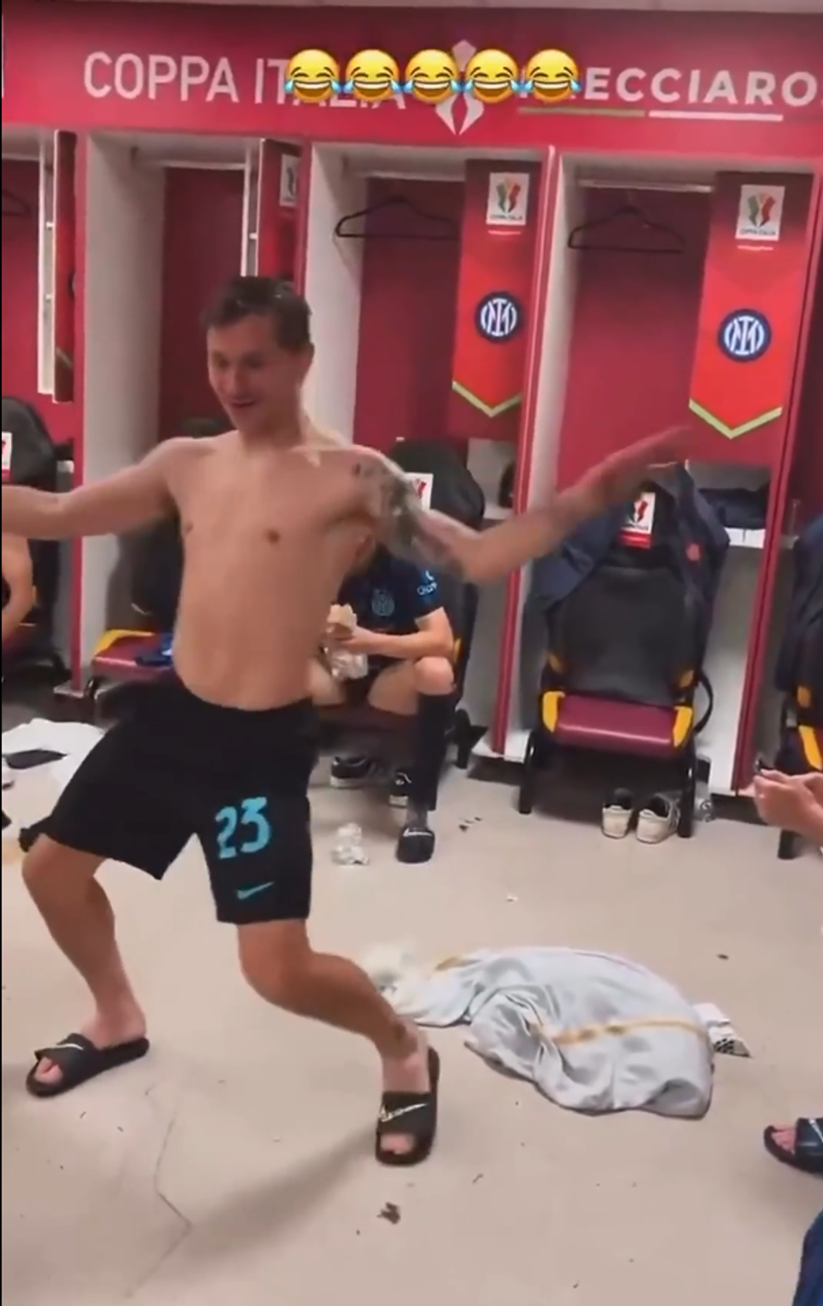 Dans „sexy” în vestiarul lui Inter după eventul reușit de Cristi Chivu » Imaginile cu Barella au devenit virale