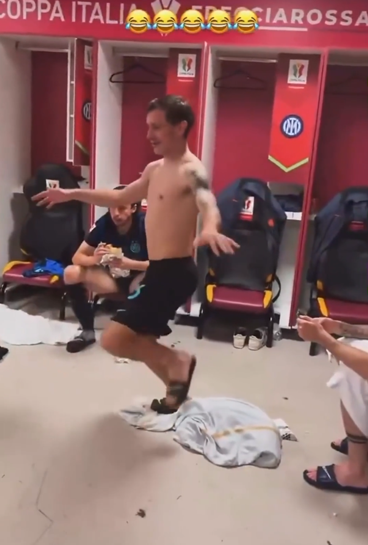 Dans „sexy” în vestiarul lui Inter după eventul reușit de Cristi Chivu » Imaginile cu Barella au devenit virale