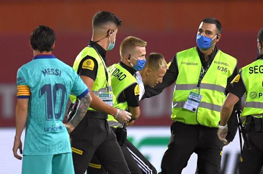 Un suporter al lui Lionel Messi a intrat pe teren în Mallorca - Barcelona // foto: Guliver/gettyimages