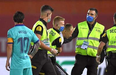 FOTO + VIDEO Moment incredibil în Mallorca - Barcelona! Un fan a intrat pe teren, deși s-a jucat fără spectatori, pentru a-l vedea de aproape pe Messi! A fost scos în lacrimi de stewarzi
