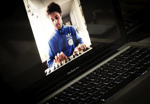 Un bărbat din Brazilia dă lecții de pian, de pe un computer, foto: Guliver/gettyimages