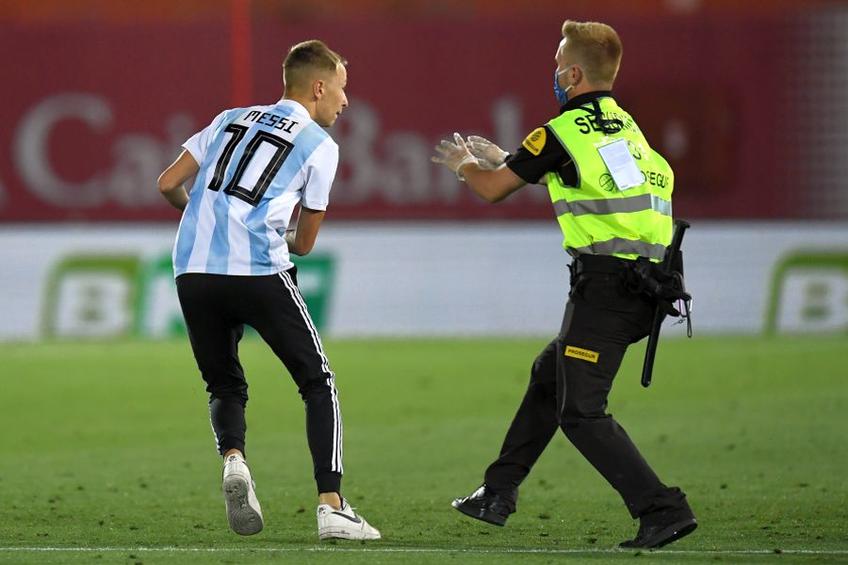 Un admirator al lui Messi a intrat pe teren în meciul Mallorca - Barcelona // foto: Guliver/gettyimages
