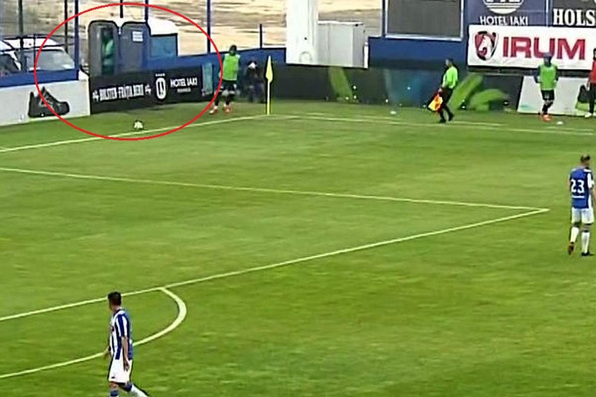 FOTO Imagini inedite de la Viitorul - Poli Iași: ce făcea un steward pe margine