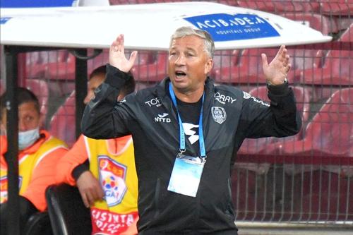 Dan Petrescu, nervos pe jucătorii săi FOTO: Rad Krishan