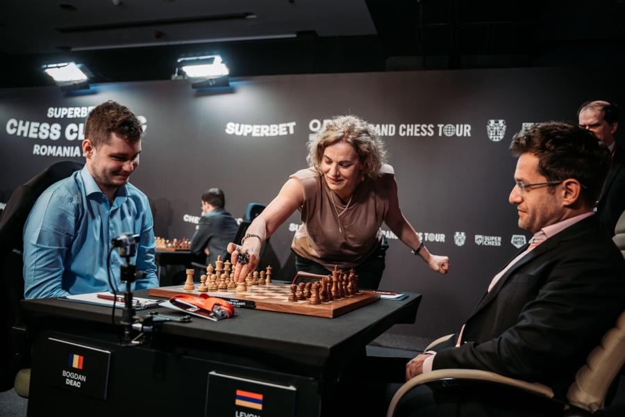 Trofeul Superbet Chess Classic e foarte aproape să plece în Azerbaidjan, dar o răsturnare de situație încă mai e posibilă în Runda a IX-a