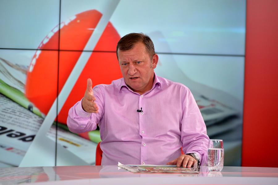 Dorinel Munteanu, recordmanul de prezențe în naționala României Scene incredibile pe Arena Națională » Șeful DNA, politicienii și FRF au stat la VIP! Hagi, Gică Popescu și Dorinel, umiliți și trimiși la tribuna a II-a!