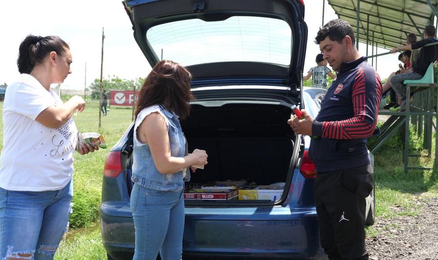 Magazin ambulant cu bere, suc și semințe chiar pe marginea terenului Arizona versus bătrânul Tarcisius » Primarul de 64 de ani a fost titular și echipa lui a luat 7 goluri cu mingile recuperate cu minciogul din canal!