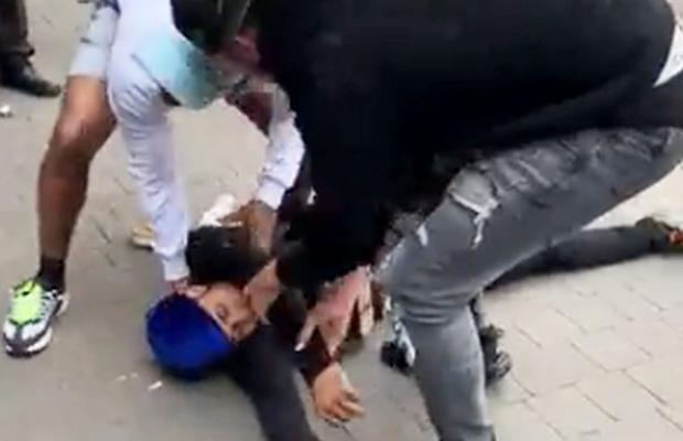 L-a lăsat lat! Fostul adversar al lui Tyson e investigat de poliție, după ce a făcut KO un scandalagiu pe străzile din Londra. Atenție, imagini dure!