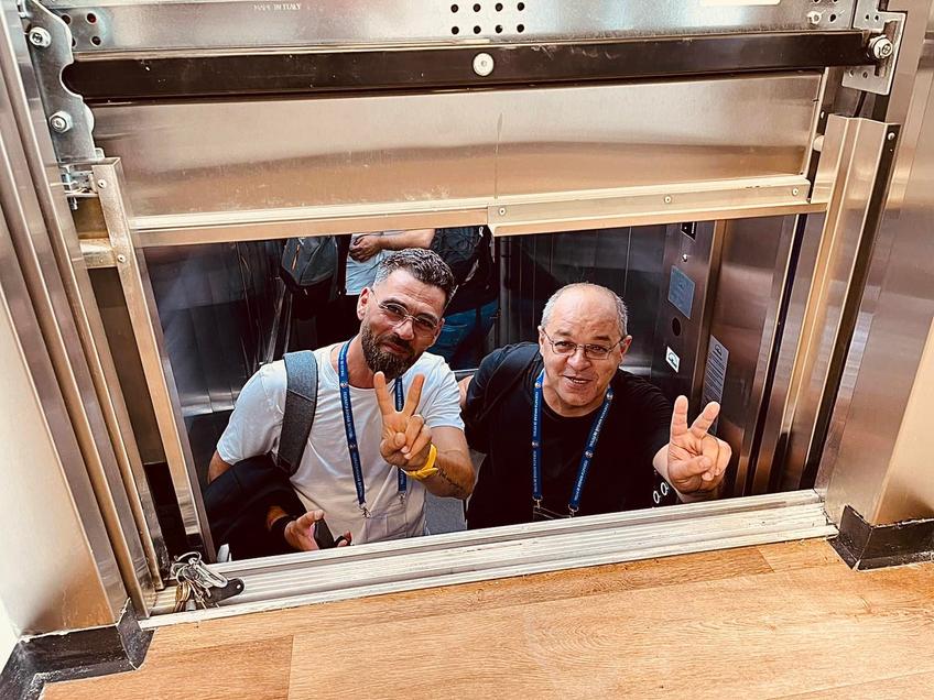 Robert Șișcă și Adrian Soare, comentatorii postului Radio România Actualități, au rămas blocați în liftul destinat mass-media de la stadionul Rapid-Giulești, înaintea partidei România - Muntenegru.