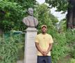 Lângă statuia poetului național, Mihai Eminescu FOTO Eduard Apostol