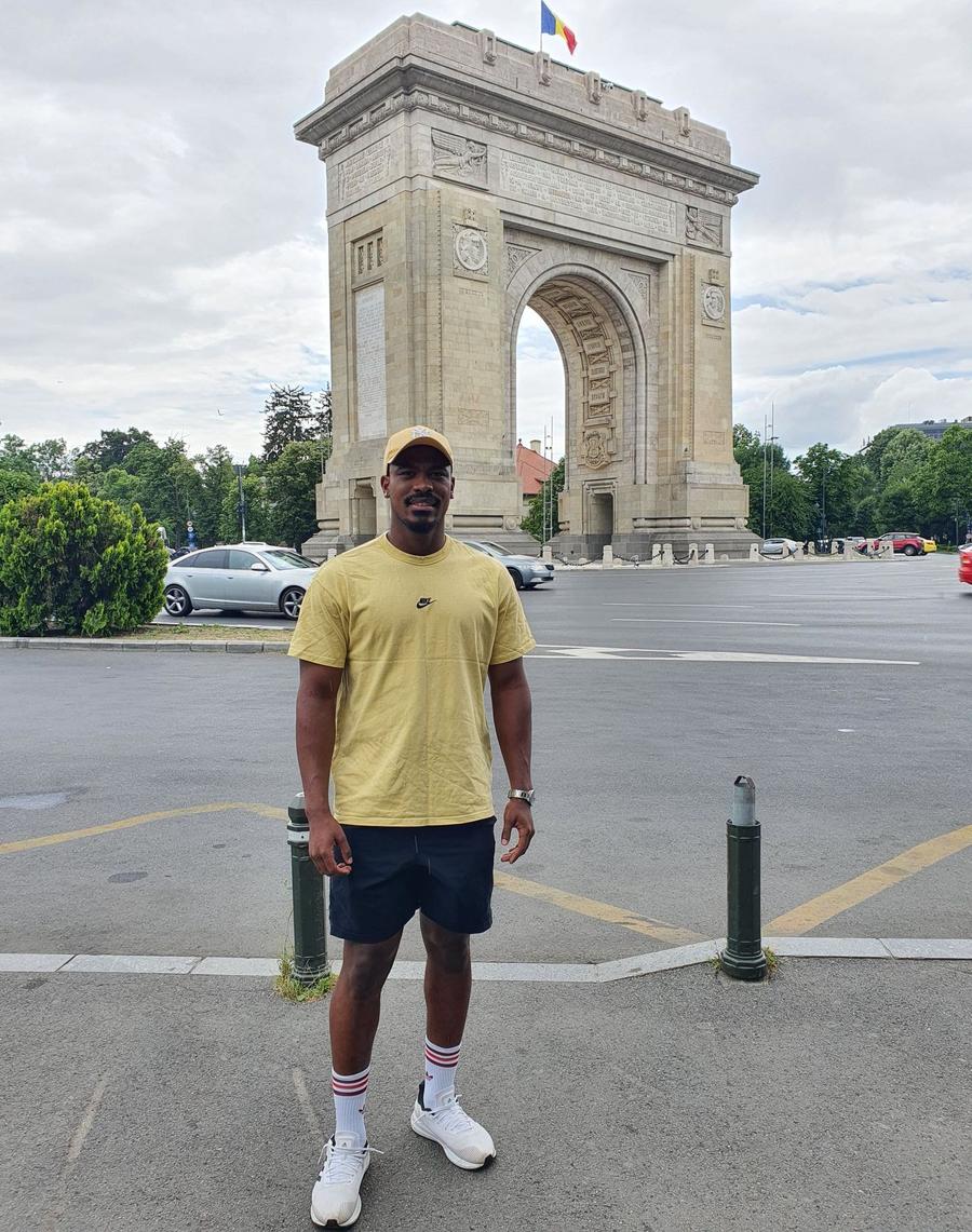 Bonaparte pozează cu Arcul de Triumf în fundal // FOTO Eduard Apostol Sud-africanul venit să fie campion în România: „Femeile voastre au talent. Îmi place că aici nu mă uit cu teamă în spate”