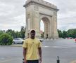 Bonaparte pozează cu Arcul de Triumf în fundal FOTO Eduard Apostol