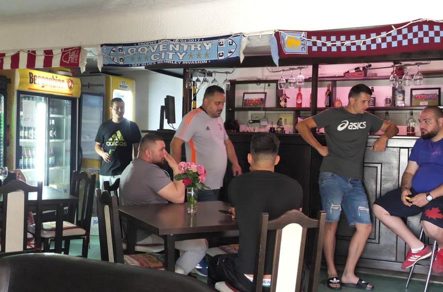 Sediul clubului din Zalhanaua: Arizona Bar Arizona versus bătrânul Tarcisius » Primarul de 64 de ani a fost titular și echipa lui a luat 7 goluri cu mingile recuperate cu minciogul din canal!