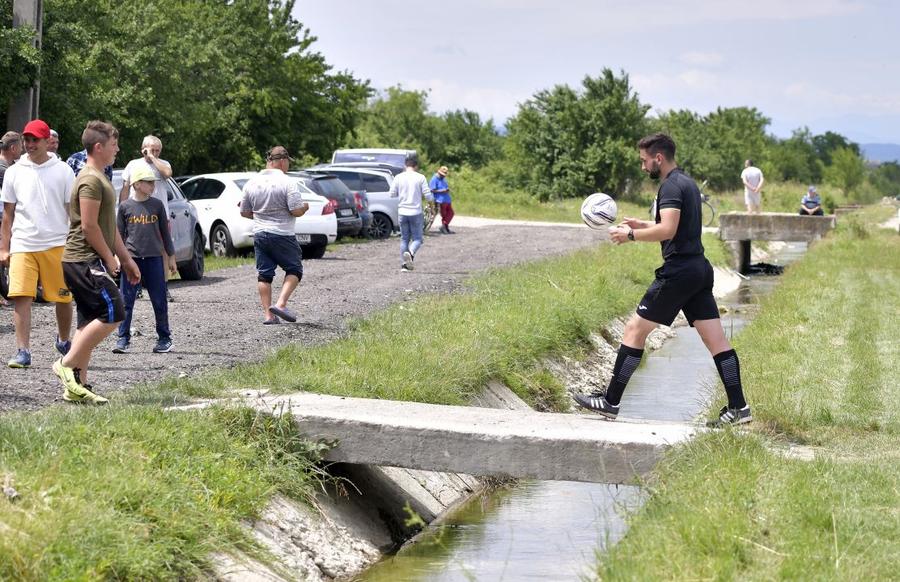 Canalul care delimitează terenul de joc de vestiare Arizona versus bătrânul Tarcisius » Primarul de 64 de ani a fost titular și echipa lui a luat 7 goluri cu mingile recuperate cu minciogul din canal!