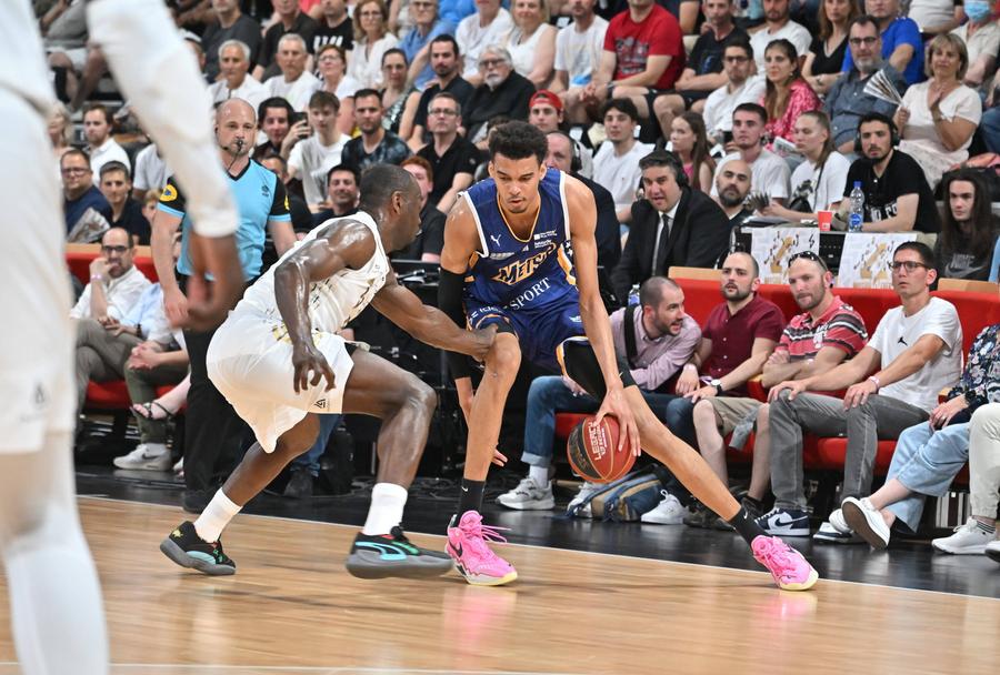 Victor Wembanyama cu mingea în control / FOTO: Imago Transformare fabuloasă în 4 zile » Cum arată acum arena „Philippe-Chatrier”, gata să găzduiască finala unui alt sport! 15.000 de bilete vândute în câteva ore