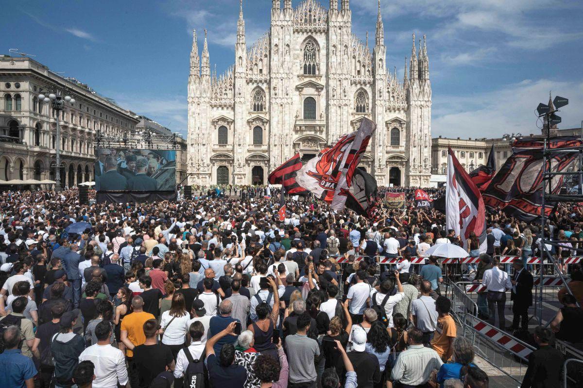 Italia s-a despărțit de Il Presidente » Ce au strigat miile de oameni veniți să-și ia adio de la Silvio Berlusconi, la Domul din Milano