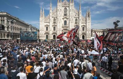Italia s-a despărțit de Il Presidente » Ce au strigat miile de oameni veniți să-și ia adio de la Silvio Berlusconi, la Domul din Milano