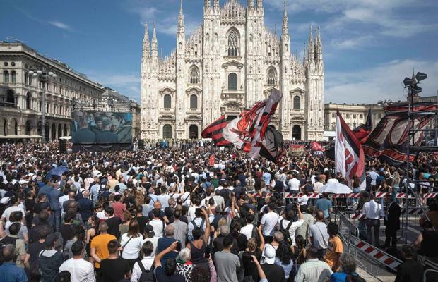 Italia s-a despărțit de Il Presidente » Ce au strigat miile de oameni veniți să-și ia adio de la Silvio Berlusconi, la Domul din Milano
