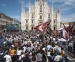 Oamenii adunați în piața Domului din Milano urmărind înmormântarea lui Silvio Berlusconi pe un ecran uriaș // Foto: Imago
