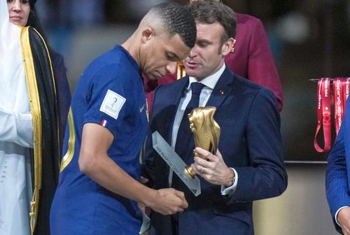 Kylia Mbappe, alături de Emmanuel Macron, după finala Mondialului din 2022/ foto: Imago Images