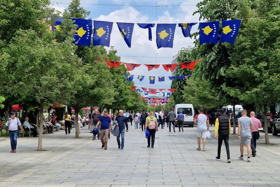 Atmosfera din Kosovo nu ar fi justificat mutarea din Priștina a meciului cu România, o idee pe care o avusese UEFA din cauza conflictelor reapărute la granița de nord cu Serbia. Trei țări într-una singură » Înainte de Kosovo - România, reporterul GSP a ajuns în locul pe care MAE ne-a sfătuit să îl evităm. De ce voia UEFA să mute meciul? Realitatea e cu totul alta