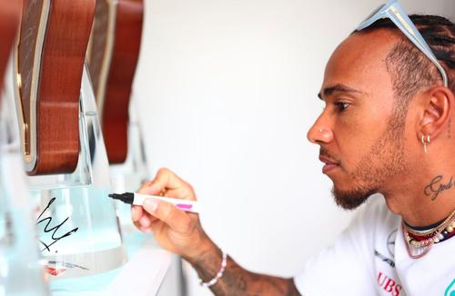 Lewis Hamilton semnând trofeele de la Imola