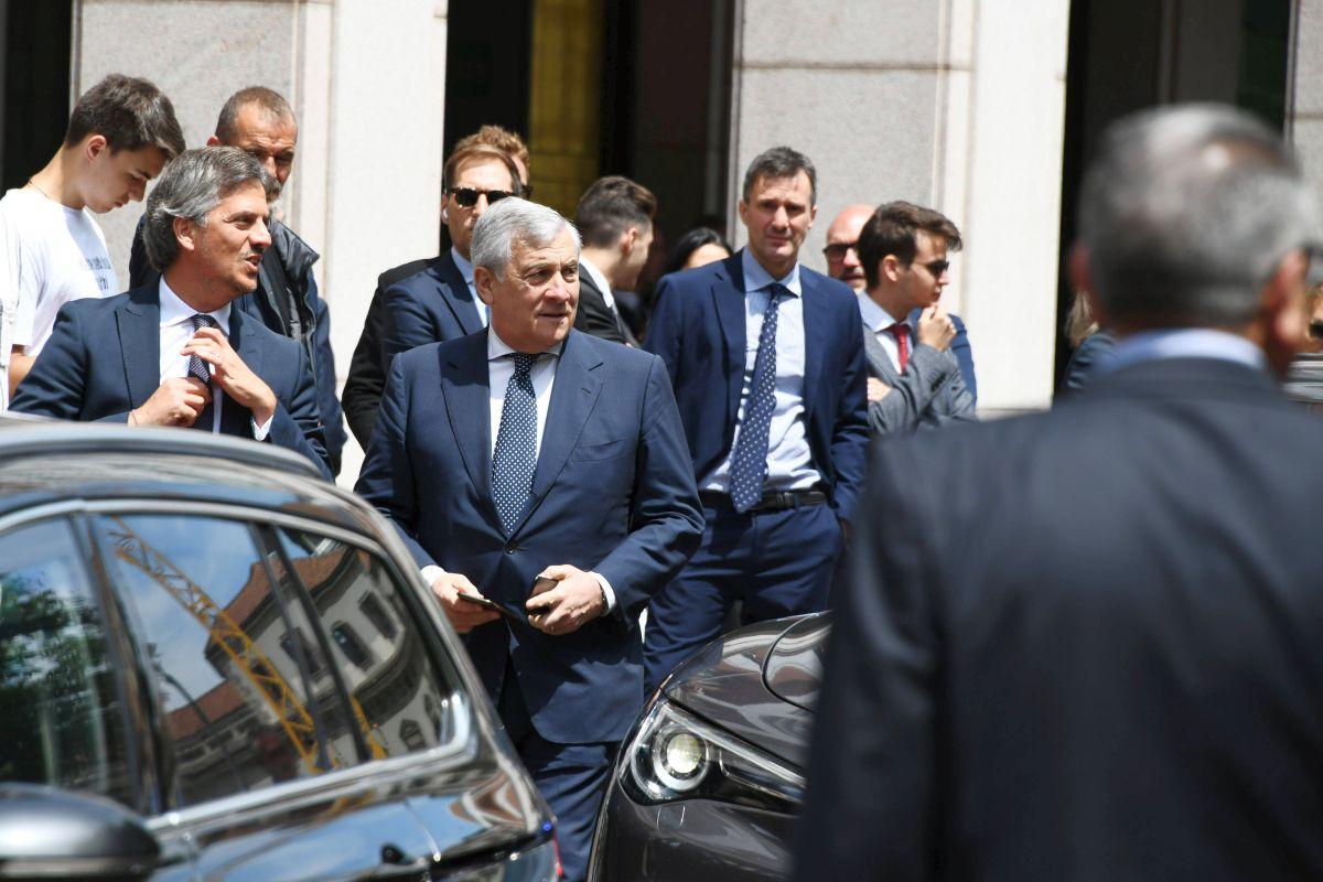Italia s-a despărțit de Il Presidente » Ce au strigat miile de oameni veniți să-și ia adio de la Silvio Berlusconi, la Domul din Milano