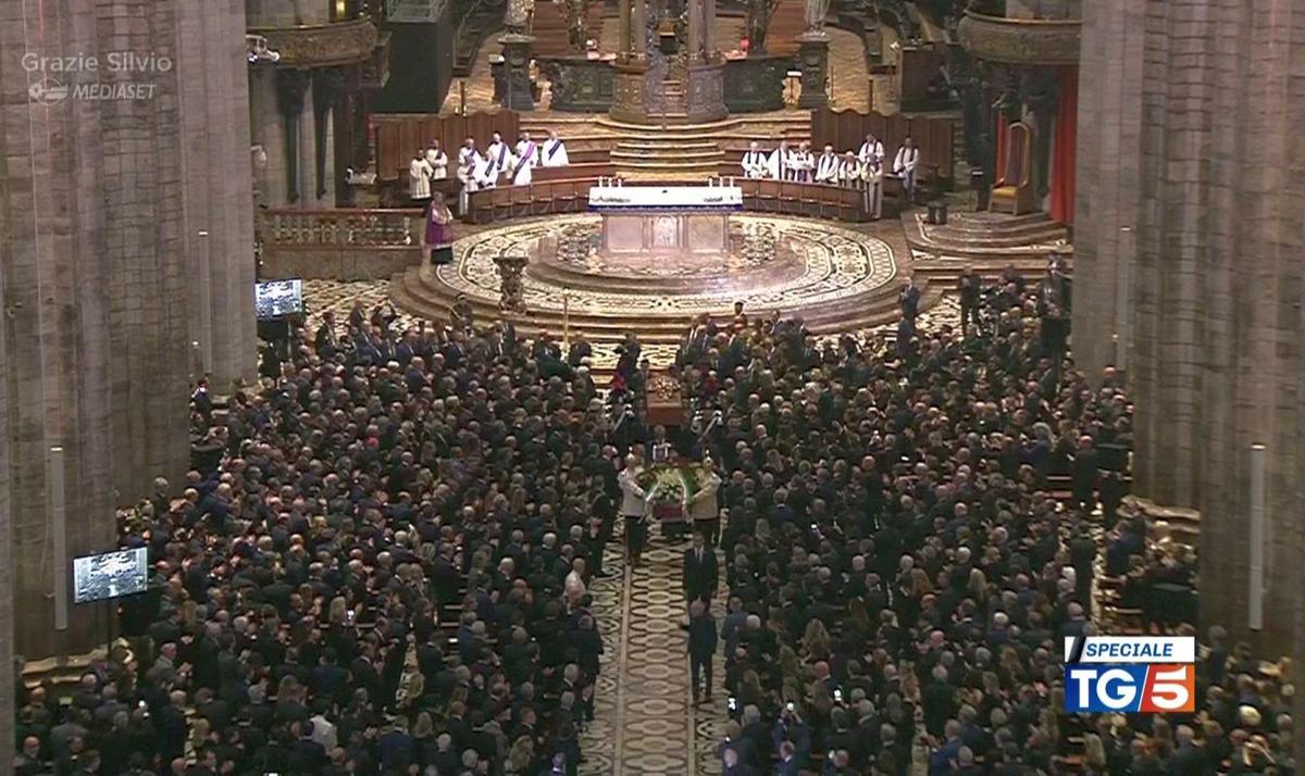 Italia s-a despărțit de Il Presidente » Ce au strigat miile de oameni veniți să-și ia adio de la Silvio Berlusconi, la Domul din Milano