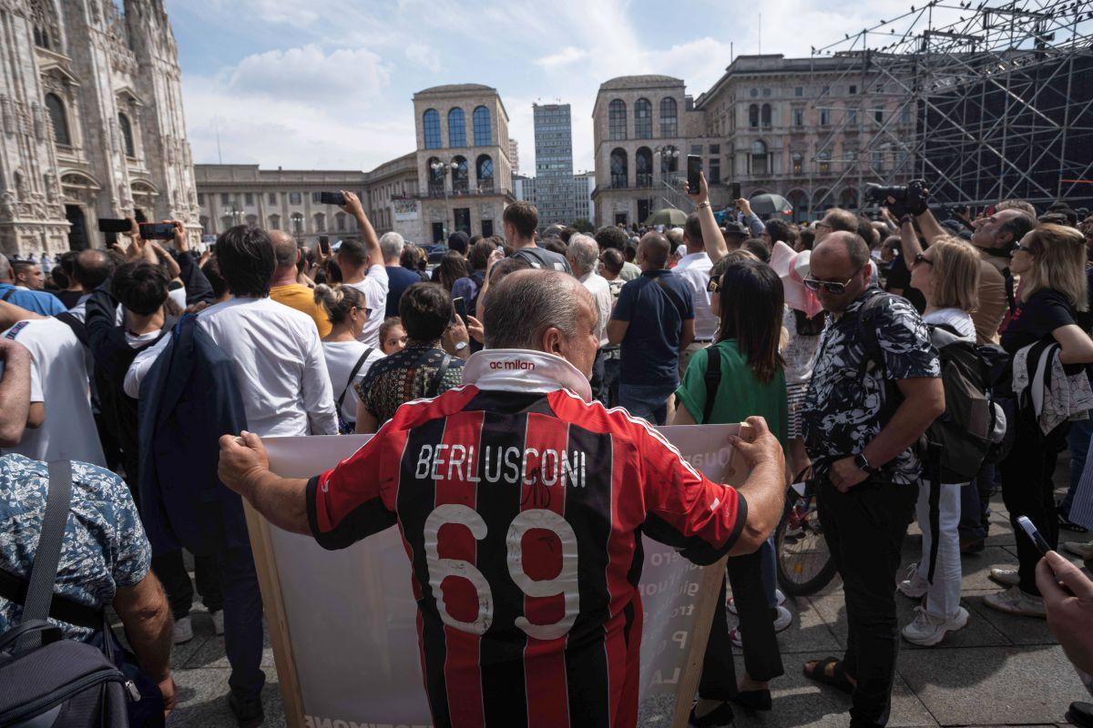 Italia s-a despărțit de Il Presidente » Ce au strigat miile de oameni veniți să-și ia adio de la Silvio Berlusconi, la Domul din Milano