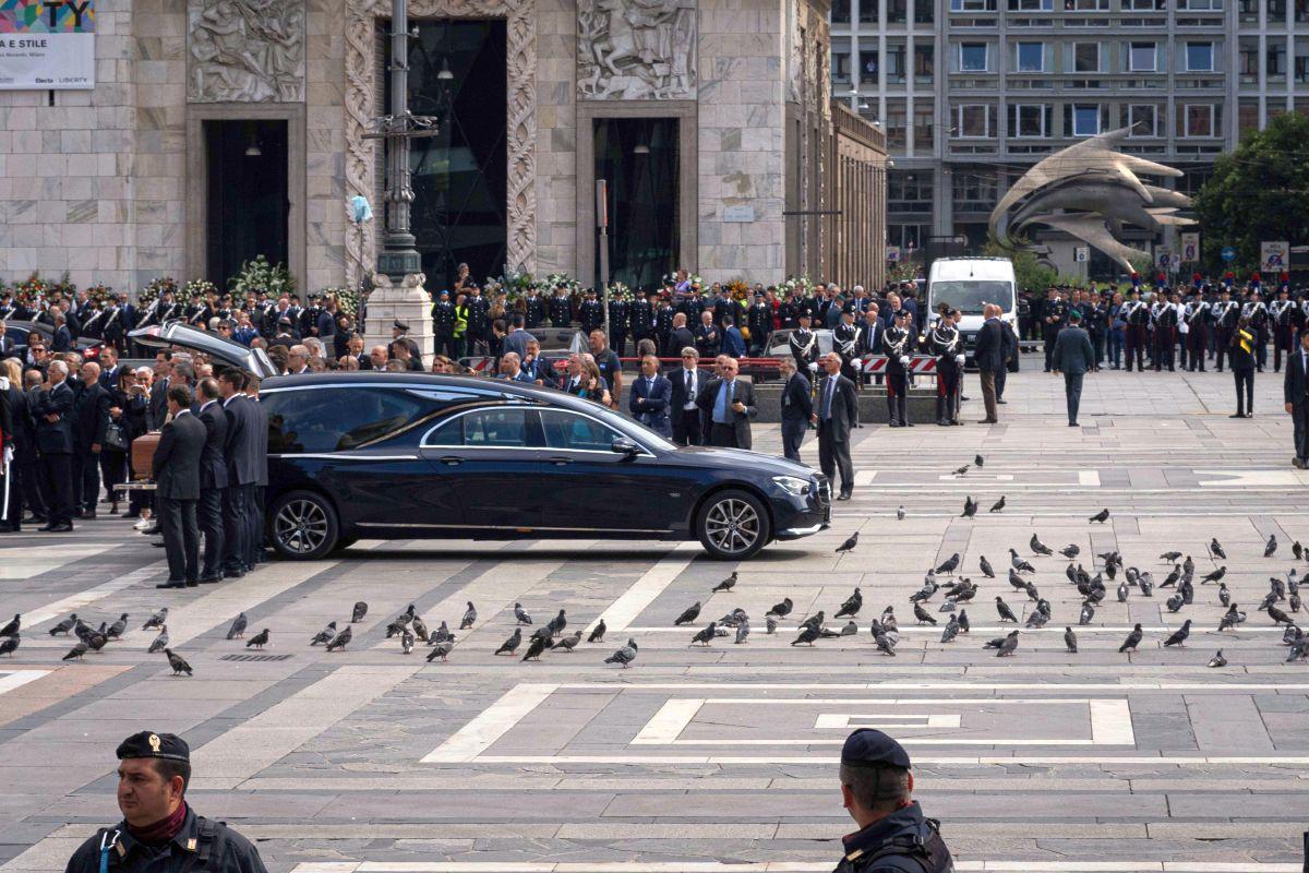Italia s-a despărțit de Il Presidente » Ce au strigat miile de oameni veniți să-și ia adio de la Silvio Berlusconi, la Domul din Milano