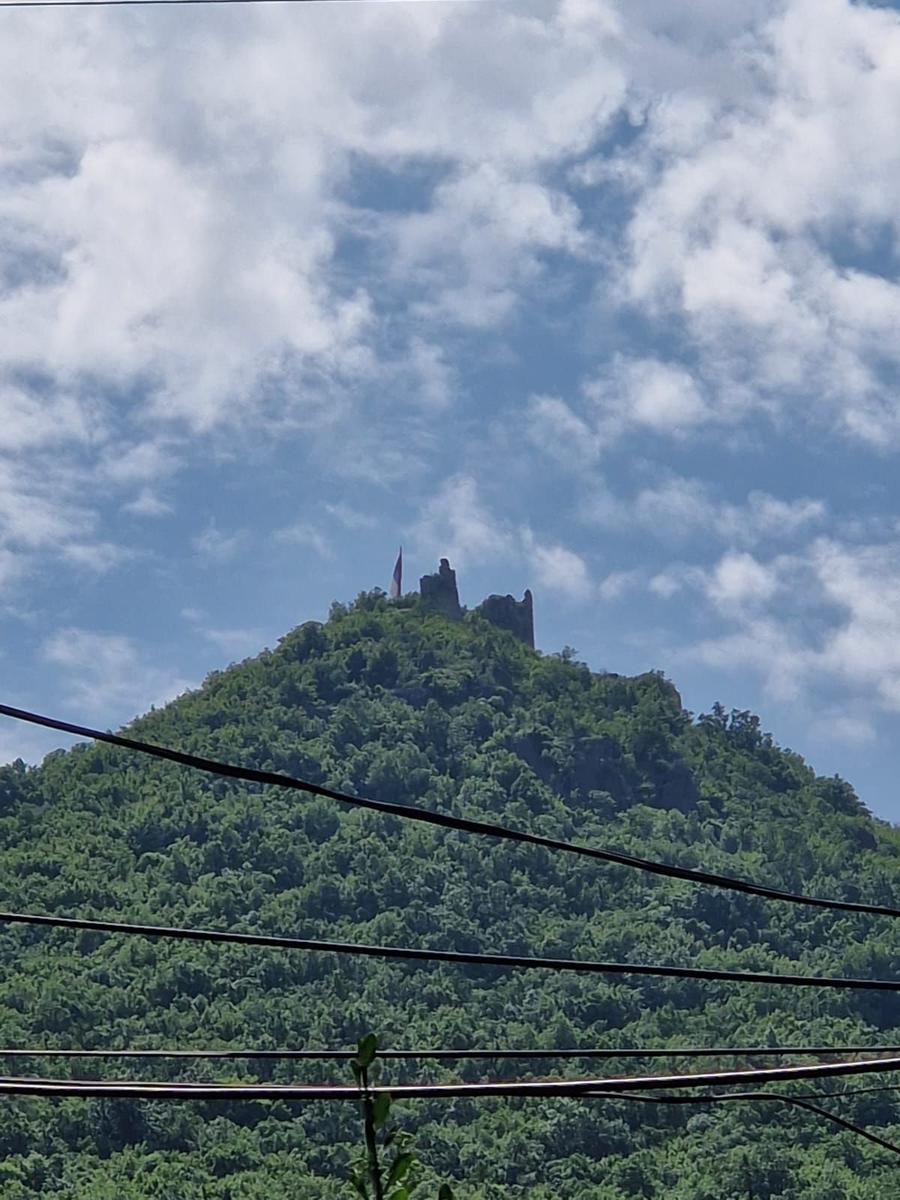 Forțăreața din Zvecan Trei țări într-una singură » Înainte de Kosovo - România, reporterul GSP a ajuns în locul pe care MAE ne-a sfătuit să îl evităm. De ce voia UEFA să mute meciul? Realitatea e cu totul alta
