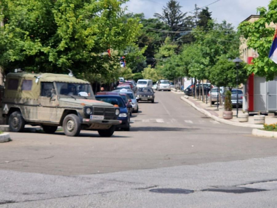 Forțele KFOR încearcă să mențină pacea în zonă Trei țări într-una singură » Înainte de Kosovo - România, reporterul GSP a ajuns în locul pe care MAE ne-a sfătuit să îl evităm. De ce voia UEFA să mute meciul? Realitatea e cu totul alta