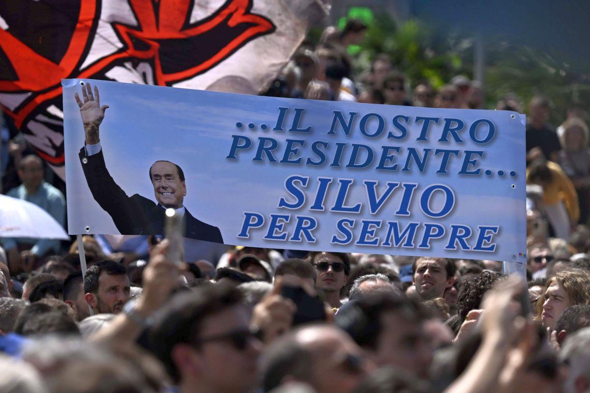 Italia s-a despărțit de Il Presidente » Ce au strigat miile de oameni veniți să-și ia adio de la Silvio Berlusconi, la Domul din Milano