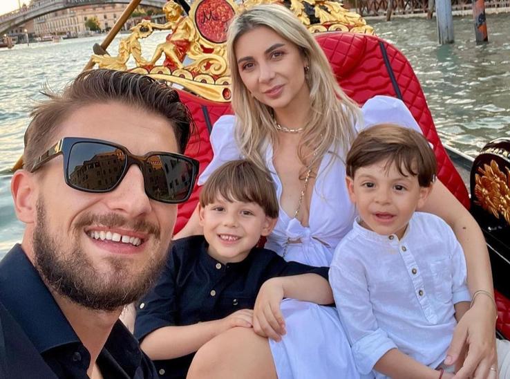 Neluț Roșu și familia în Veneția