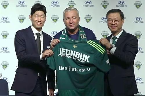 Dan Petrescu, 55 de ani, a susținut prima conferință de presă din postura de antrenor al celor de la Jeonbuk Hyundai Motors (Coreea de Sud) / foto: Twitter @Jeonbuk Fan Account