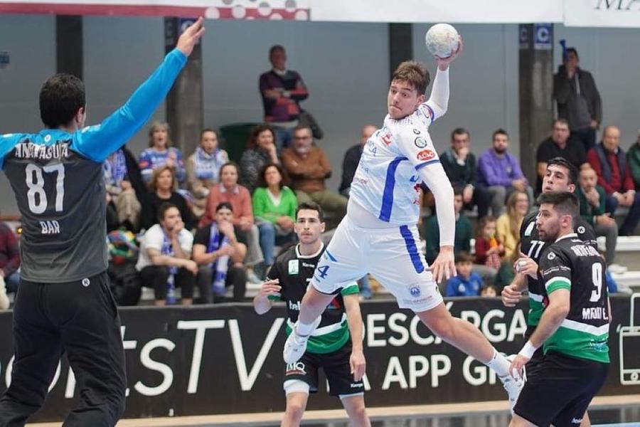 Calin Dedu în tricoul echipei spaniole Cisne „Vreau să-l întrec pe tata!” » Pivotul naționalei se întoarce la Dinamo după un an în Spania
