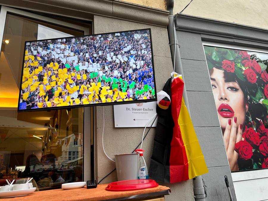 Cum s-a trăit deschiderea Euro la terasele din Wurzburg, orașul-gazdă al „tricolorilor” » Bucurie la pătrat + amabilitate la schimb pentru bilete la meciurile României