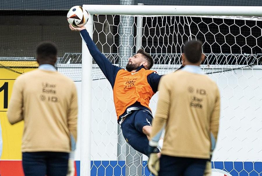 Olivier Giroud zboară incredibil și atinge mingea de gol / Foto: X FFF S-a băgat în poartă și a fost uriaș! Golgheterul a devenit vedeta antrenamentului Franței de la Paderborn, făcându-i concurență lui Maignan!