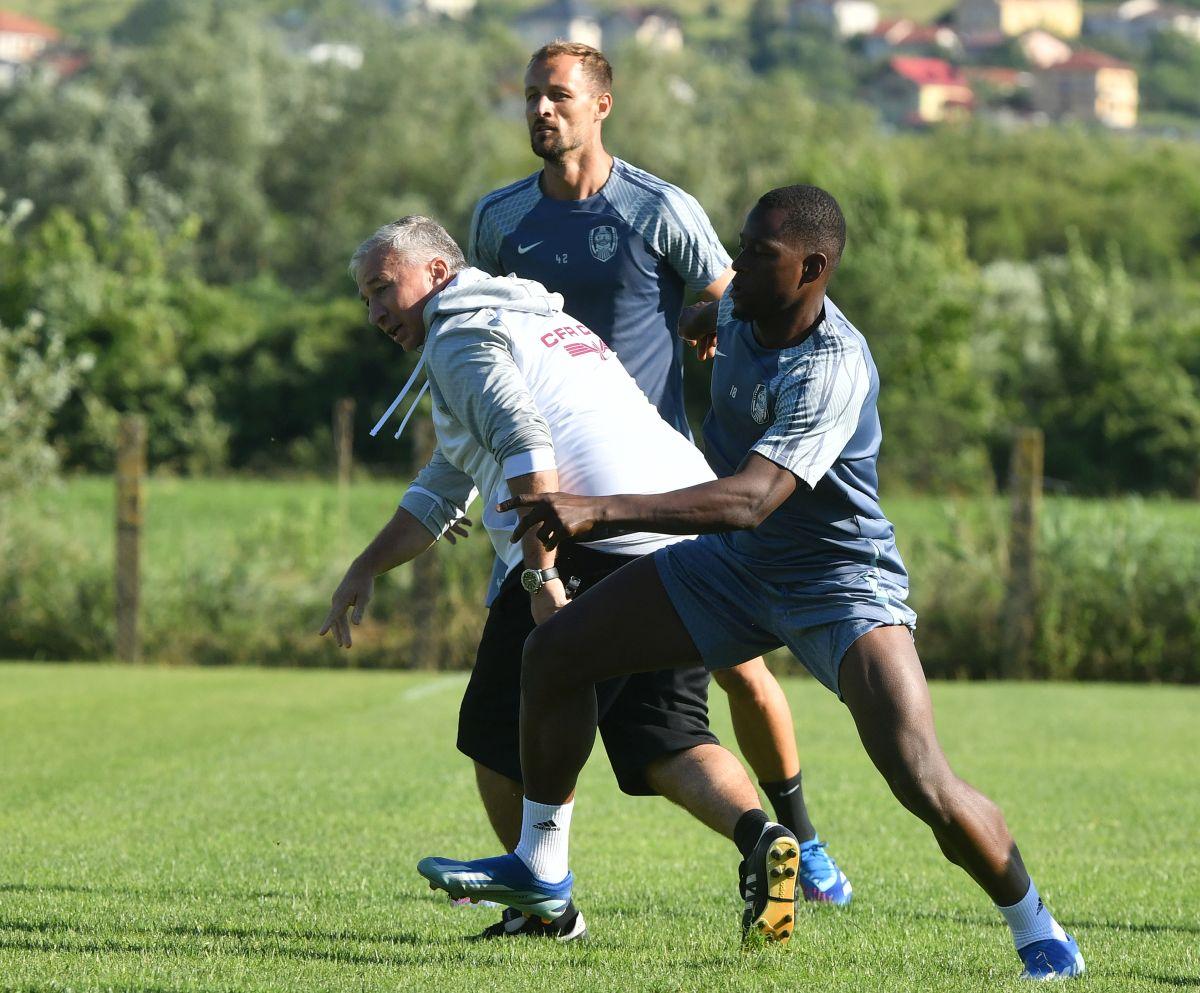 Dezvăluiri din vestiarul naționalei, înainte de debutul la Euro: „Dan Petrescu ne spunea”