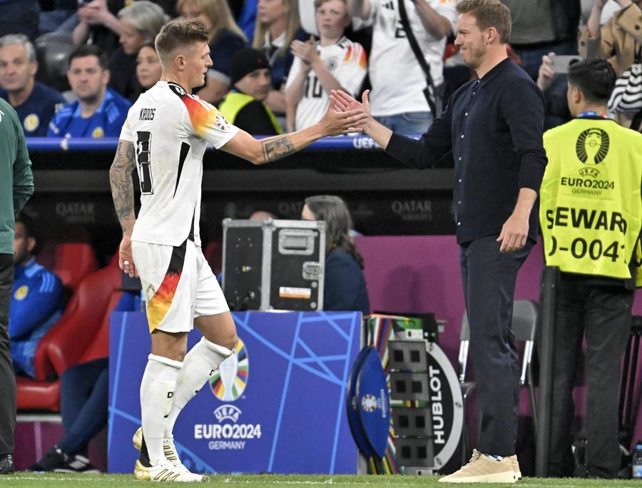 Toni Kroos este felicitat de selecționerul Julian Nagelsmann în momentul schimbării cu Emre Can / Foto: Imago Mai gândește-te, Toni!