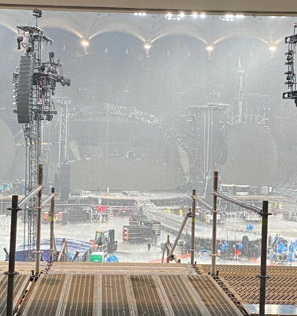 Imagini uluitoare la Arena Națională, după al doilea concert Coldplay! Străzi „înghițite” de apă după furtuna cu grindină de la București: mii de oameni, nevoiți să se descalțe și s-o ia prin bălțile de lângă stadion