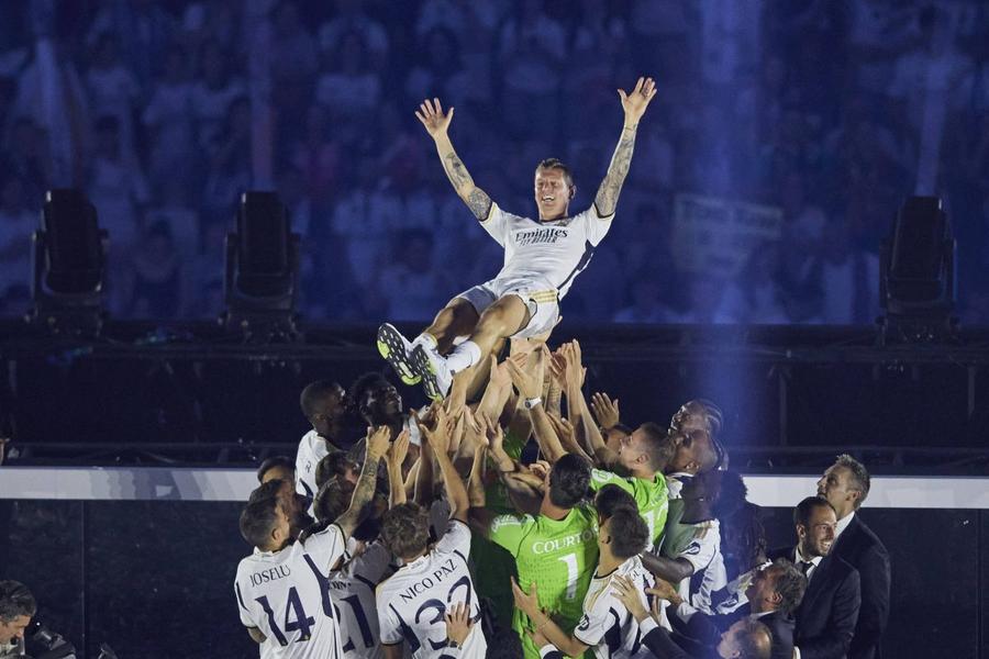 Toni Kroos a fost aruncat pe brațe de colegii săi de la Real Madrid în Plaza de Cibeles după trimful din Ligă / Foto: Imago Mai gândește-te, Toni!
