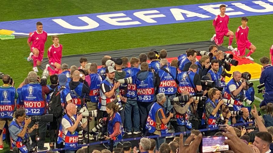 Fotografii au avut viață grea la meciul de deschidere FOTO: Andrei Crăițoiu Au băut mai multă bere decât apă » 10 detalii observate de reporterul GSP la Germania - Scoția: covrigul fermecat + ai fumat, te-au amendat!