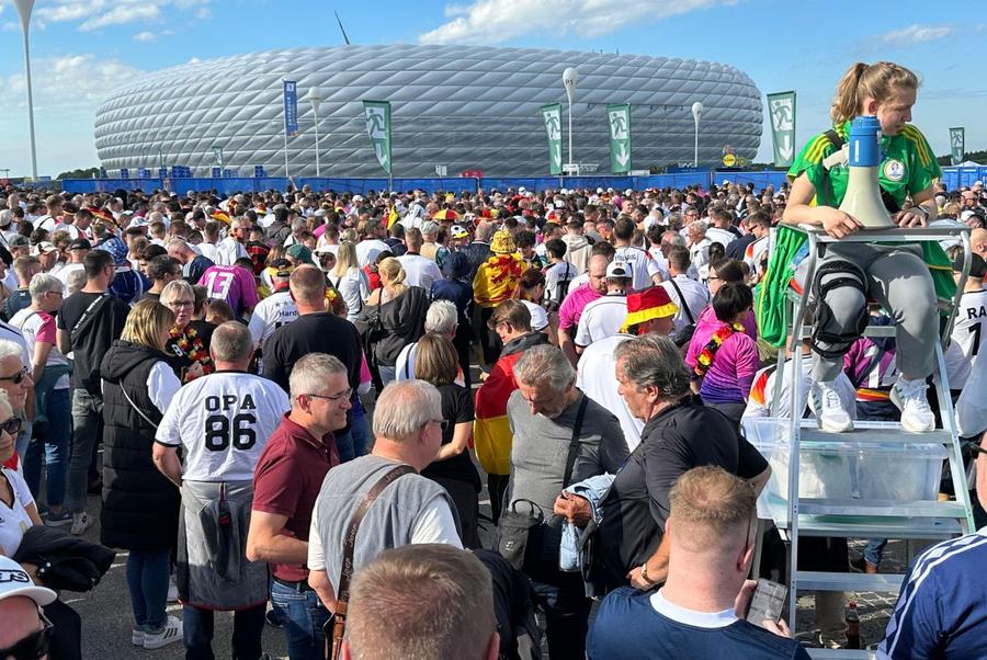 Imagine surprinsă la porțile Allianz Arena, înainte de Germania - Scoția / FOTO: Ionuț Iordache (GSP) Ceremonia de deschidere la Euro 2024: s-a plâns la propriu în Germania! Spectacol de lumină și culoare în stadion, imagini memorabile la Munchen