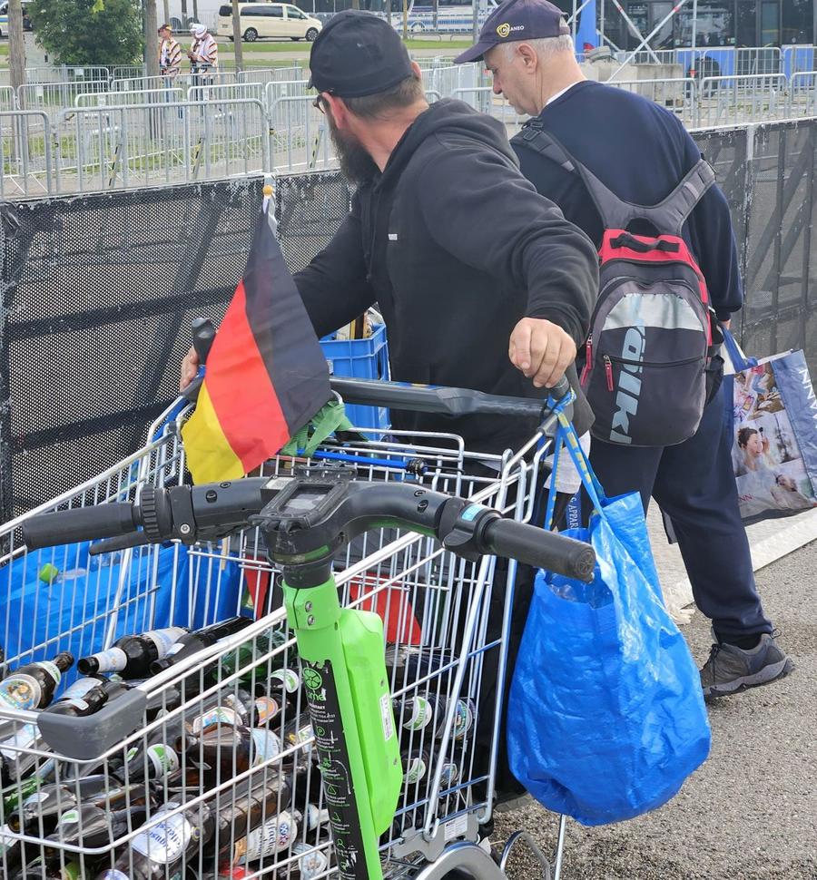 Goana după peturi e prezentă și-n Germania, ziua-n amiaza mare / foto: Eduard Apostol (GSP) Ceremonia de deschidere la Euro 2024: s-a plâns la propriu în Germania! Spectacol de lumină și culoare în stadion, imagini memorabile la Munchen
