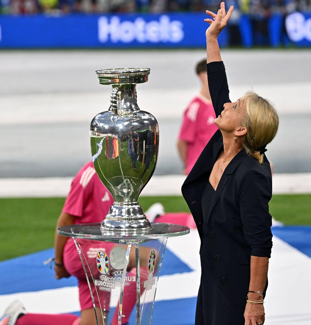 Emoții la superlativ! Soția lui Franz Beckenbauer a oferit imaginile începutului de Campionat European: lacrimi pentru o legendă