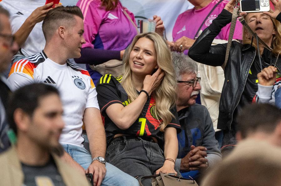 Anika Bissel, actuala soție a lui Manuel Neuer FOTO: Imago Au băut mai multă bere decât apă » 10 detalii observate de reporterul GSP la Germania - Scoția: covrigul fermecat + ai fumat, te-au amendat!
