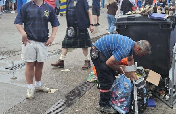 Nemții de rând strâng bidoanele aruncate » Cât iau pe reciclarea unui PET