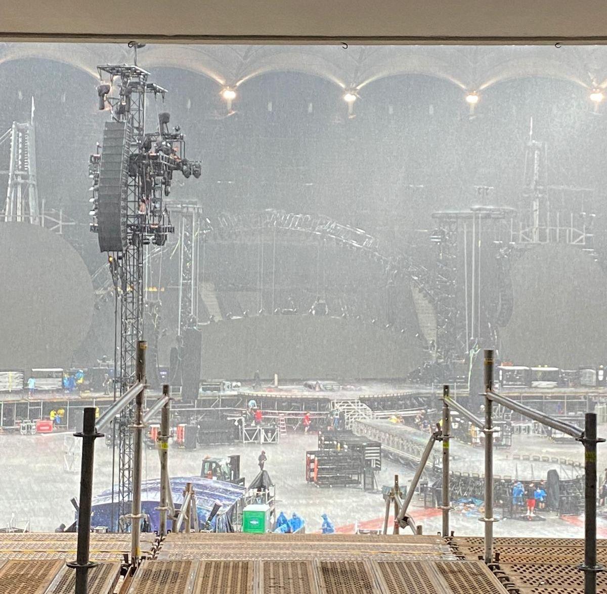 S-au „rupt” norii la București! Străzile din jurul Arenei Naționale, „înghițite” de apă după al doilea concert Coldplay