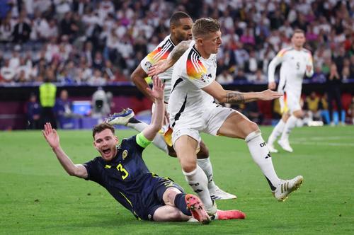 Andy Roberston, în duel cu Toni Kroos/ foto Imago Images